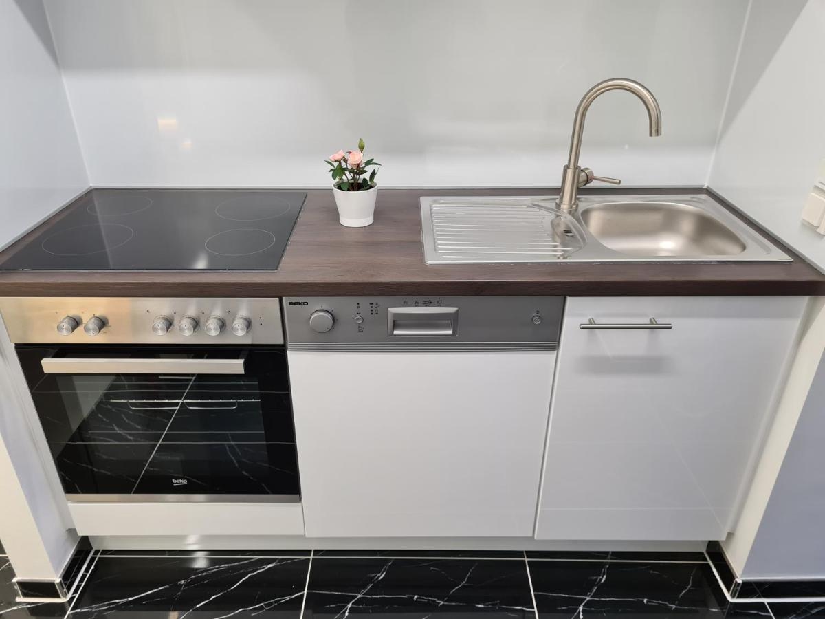 Lapi Apartment 1150 Виена Екстериор снимка